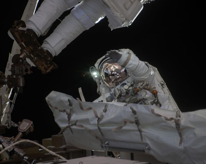 crew-kicks-off-week-with-cargo-mission-training-and-spacewalk-cleanup