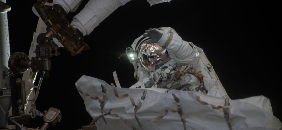 crew-kicks-off-week-with-cargo-mission-training-and-spacewalk-cleanup