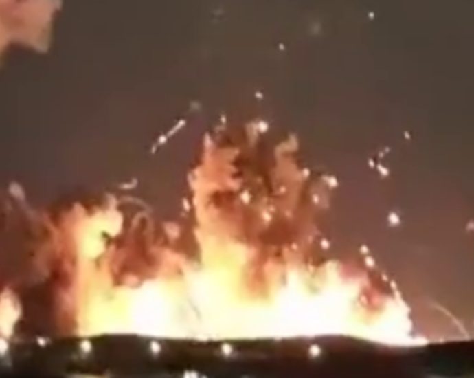 intense-us-israeli-attacks-on-iranian-city-of-isfahan-cause-column-of-fire