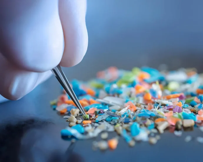 scientists-shocked-to-find-lab-gloves-may-be-skewing-microplastics-data