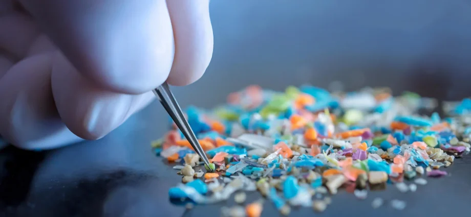scientists-shocked-to-find-lab-gloves-may-be-skewing-microplastics-data