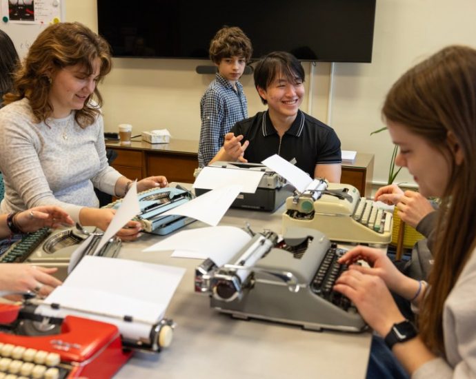 a-college-instructor-turns-to-typewriters-to-curb-ai-written-work-and-teach-life-lessons