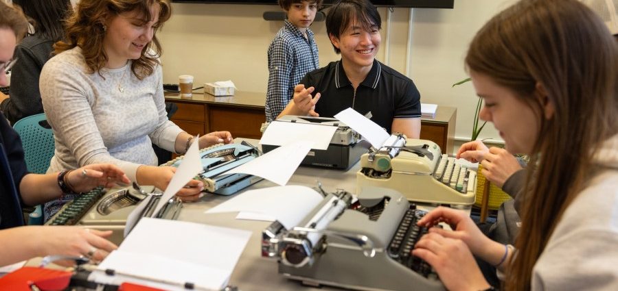 a-college-instructor-turns-to-typewriters-to-curb-ai-written-work-and-teach-life-lessons