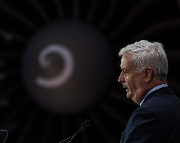 air-canada-ceo-stepping-down-after-backlash-over-his-failure-to-speak-french