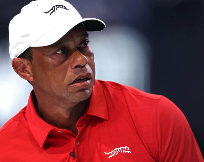 tiger-woods-was-looking-at-phone,-showed-‘signs-of-impairment’-at-the-time-of-crash,-police-say