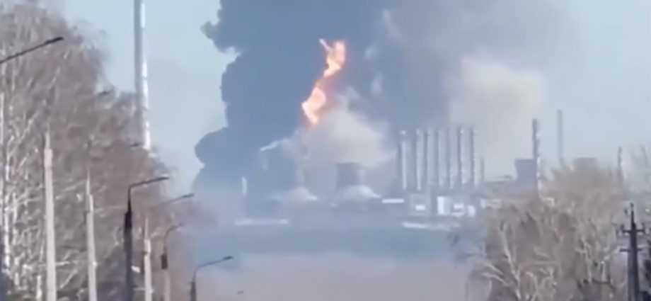 major-explosion-at-russian-petrochemical-plant