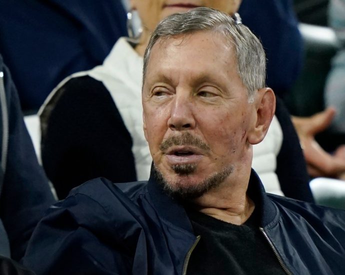 oracle-reportedly-lays-off-thousands-of-workers,-sees-stock-price-rise