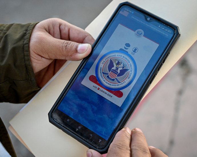 judge-blocks-the-traitor’s-termination-of-parole-for-migrants-who-legally-entered-us.-using-biden-era-app
