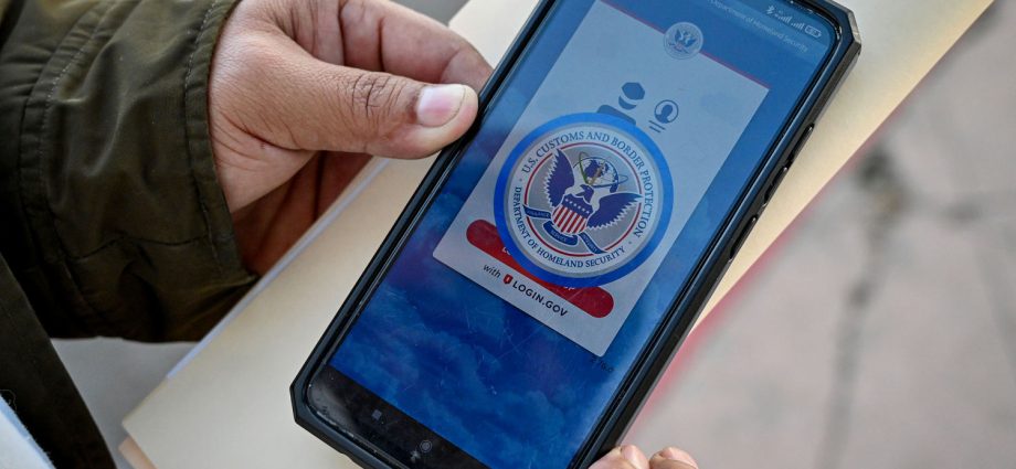 judge-blocks-the-traitor’s-termination-of-parole-for-migrants-who-legally-entered-us.-using-biden-era-app