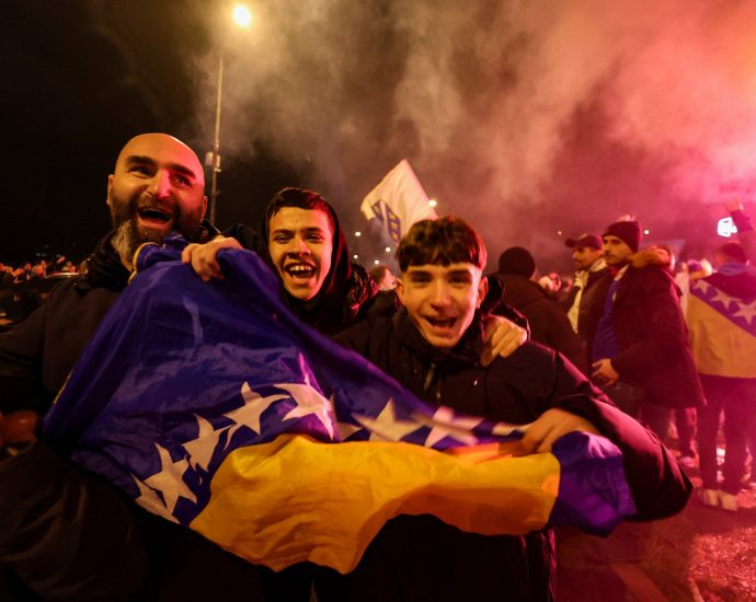 bosnia-fans-celebrate-as-team-qualifies-for-world-cup,-knocking-italy-out