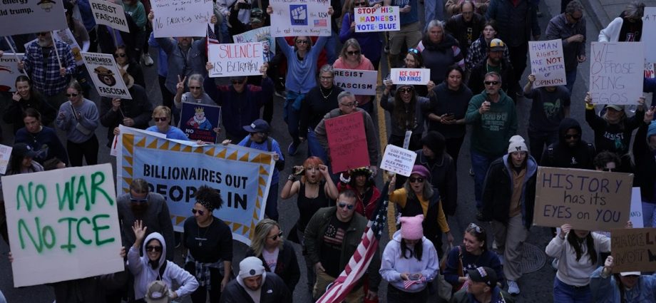 army-suspends-crew-in-weird-helicopter-flyover-at-no-kings-protest