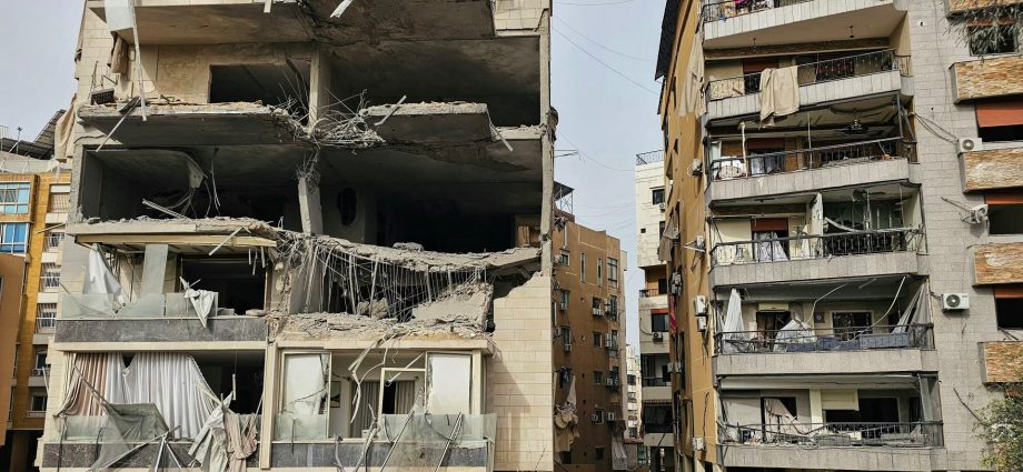 israel-kills-7-people-in-beirut,-hezbollah-fights-invasion-in-south-lebanon