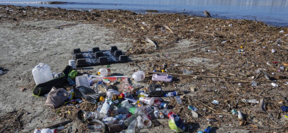 after-chemical-industry-lobbying,-epa-considers-dropping-clean-air-protections-for-plastic-waste-recycling 