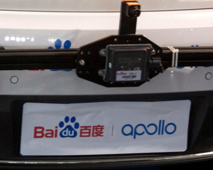 passengers-stranded-in-moving-traffic-after-robotaxi-outage-in-china’s-wuhan