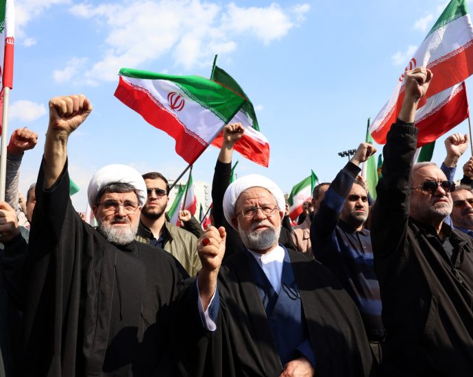 iran-authorities-await-war-‘victory’-as-supporters-mark-1979-anniversary