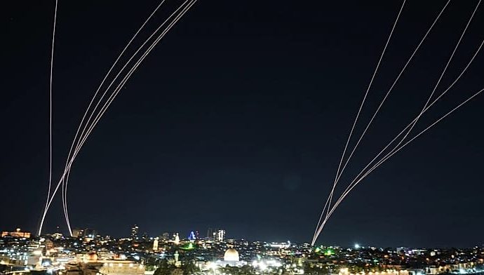 iran-launches-biggest-salvo-of-missiles-in-three-weeks-at-israel,-military-officials-say