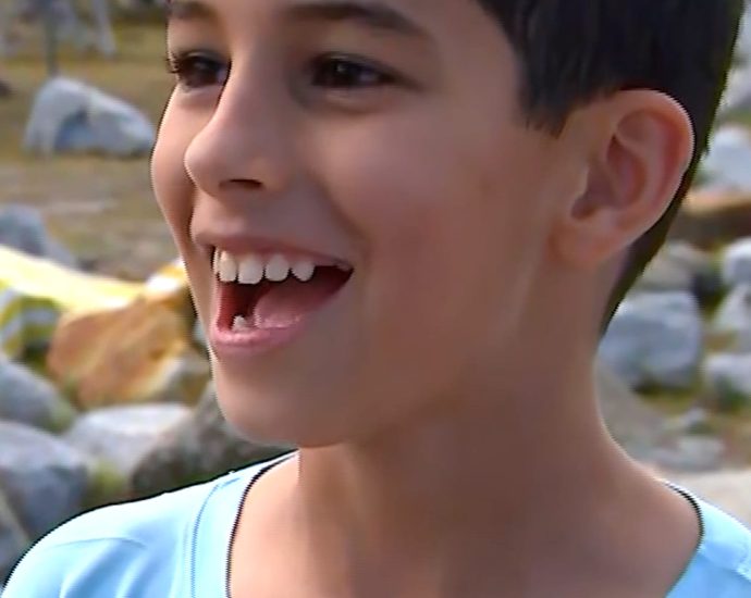 ‘i-really-like-space’:-thousands-gather-to-see-artemis-ii-launch