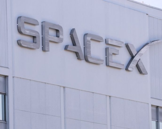 elon-musk’s-spacex-prepares-to-sell-public-shares:-reports