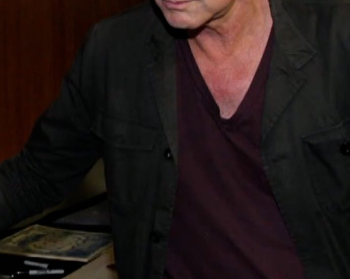 lindsey-buckingham-attacked-with-unknown-substance