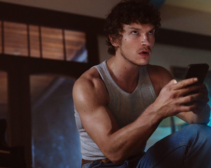 connor-storrie’s-butt-steals-the-show-in-verizon’s-horror-inspired-ad