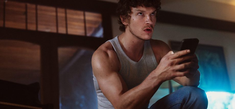 connor-storrie’s-butt-steals-the-show-in-verizon’s-horror-inspired-ad