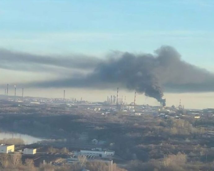 ukraine’s-drones-return-to-bashneft-novoil-refinery-in-ufa-1,300+-km-from-the-front-—-the-primary-distillation-unit-is-burning-again
