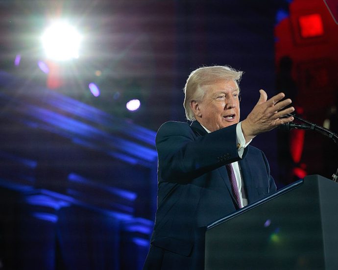 the-traitor-treats-war-as-entertainment