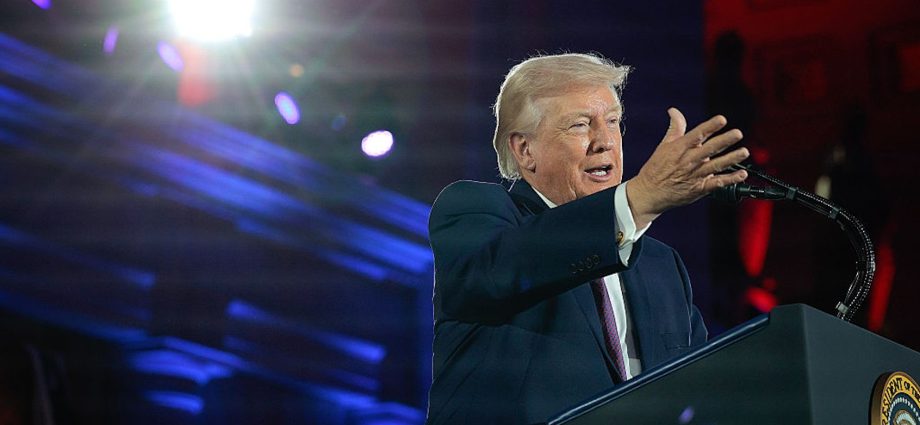 the-traitor-treats-war-as-entertainment