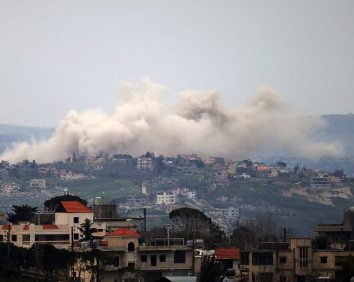 israeli-strikes-kill-7-in-southern-lebanon,-hezbollah-targets-ground-troops