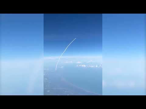 passenger-captures-artemis-ii-launch-from-a-plane-window