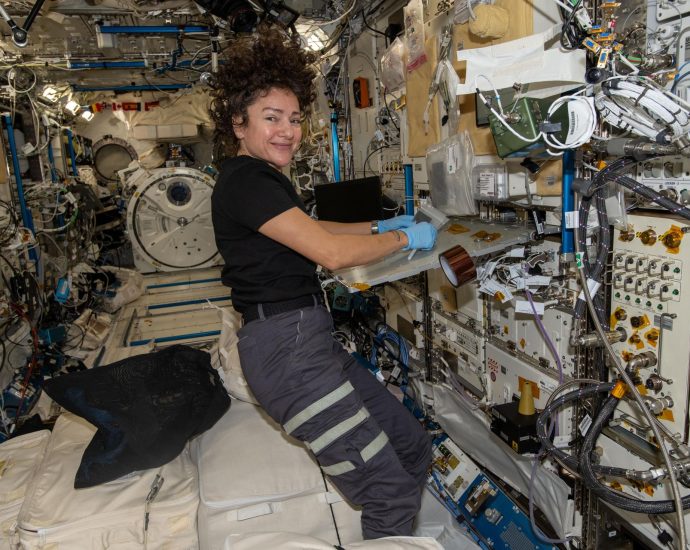 brain-and-eye-studies,-advanced-life-support-tech-top-station-crew’s-day