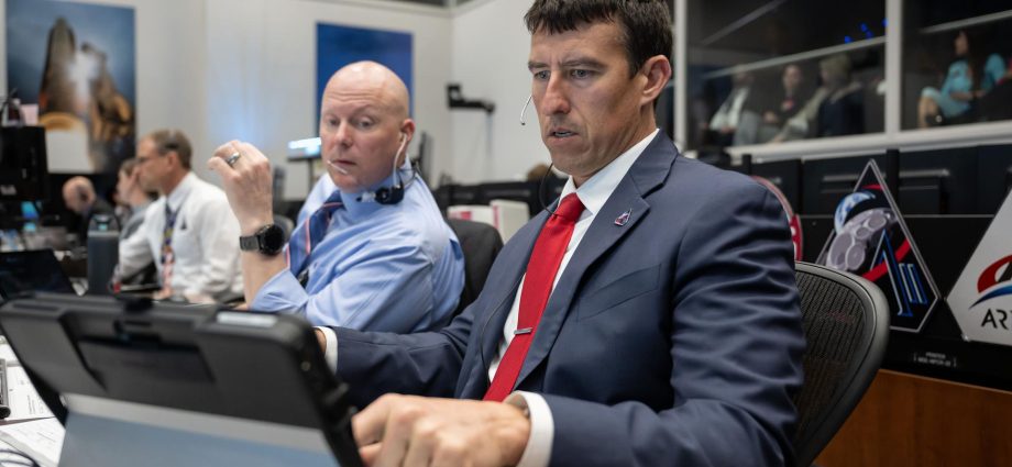 artemis-ii-flight-day-2:-crew,-houston-poll-‘go’-for-translunar-injection-burn