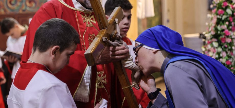 palestinian-christians-in-gaza-mark-good-friday