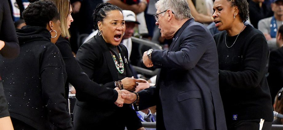 geno-auriemma,-dawn-staley-have-heated-exchange-after-gamecocks-upset-huskies