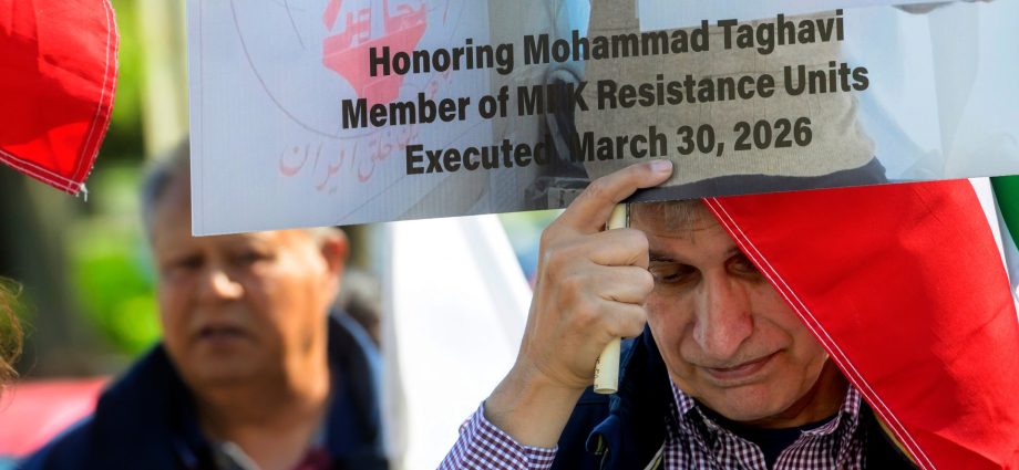 iran-executes-two-convicted-members-of-banned-opposition-group