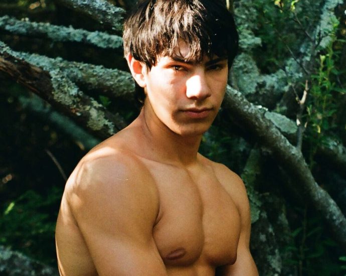 matu-buiatti’s-‘la-isla’-strips-it-all-back-as-the-male-physique-roams-wild-and-untamed-in-nature