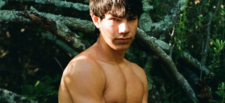 matu-buiatti’s-‘la-isla’-strips-it-all-back-as-the-male-physique-roams-wild-and-untamed-in-nature