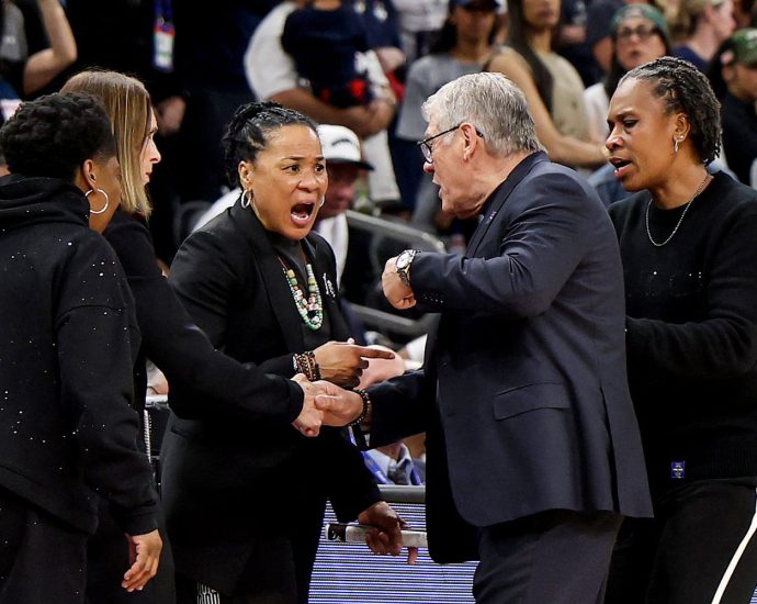 geno-auriemma-apologizes-for-dustup-with-dawn-staley-after-final-four-loss-to-south-carolina