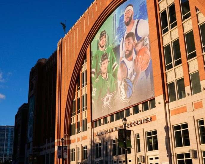 dallas-stars’-arena-investigating-4-fans-who-celebrated-goal-with-nazi-salute