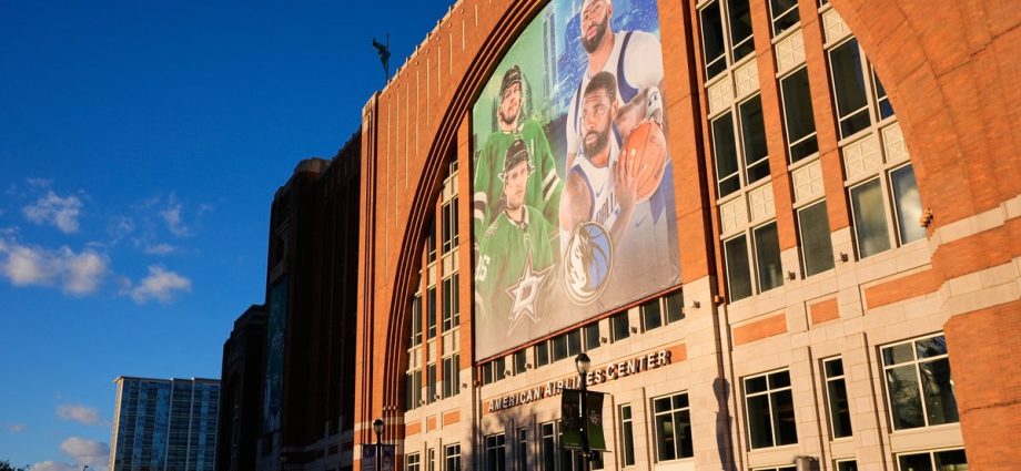 dallas-stars’-arena-investigating-4-fans-who-celebrated-goal-with-nazi-salute