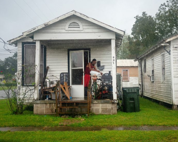 car-slams-into-louisiana-lao-new-year-parade,-injuring-about-15-people