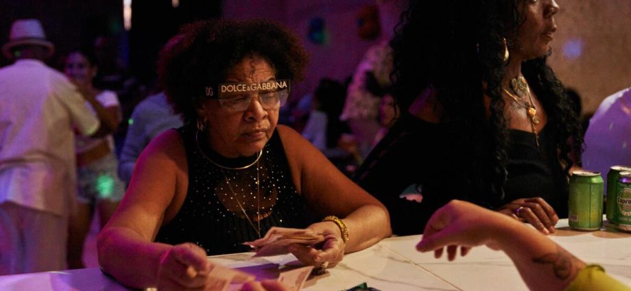 amid-blackouts-and-distress,-a-havana-couple-keep-their-weekly-dance-night-alive