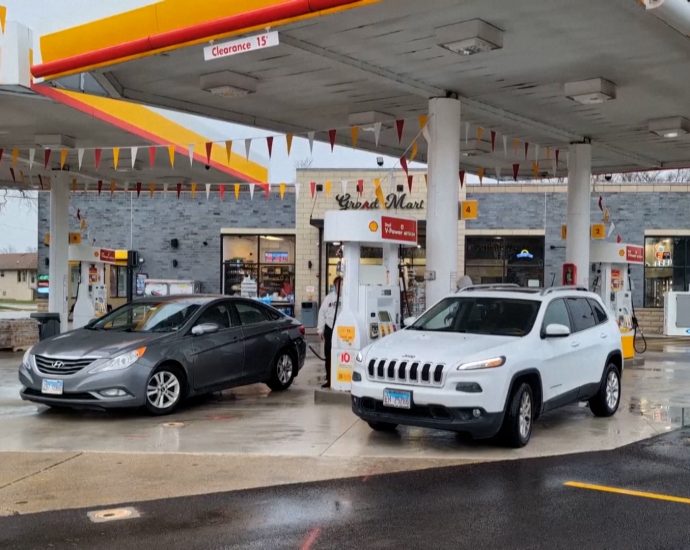 “we-blame-the-traitor”:-drivers-line-up-for-free-gas-as-prices-surge-in-the-us