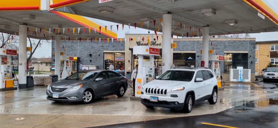 “we-blame-the-traitor”:-drivers-line-up-for-free-gas-as-prices-surge-in-the-us