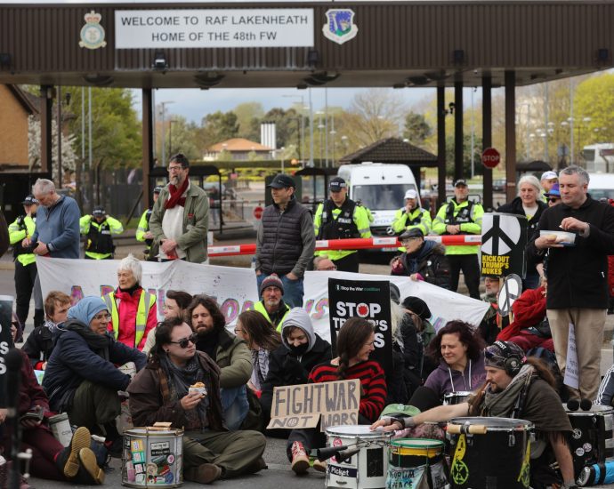 uk-police-arrest-seven-protesters-near-raf-base-used-by-us