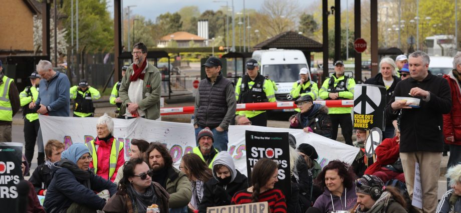 uk-police-arrest-seven-protesters-near-raf-base-used-by-us