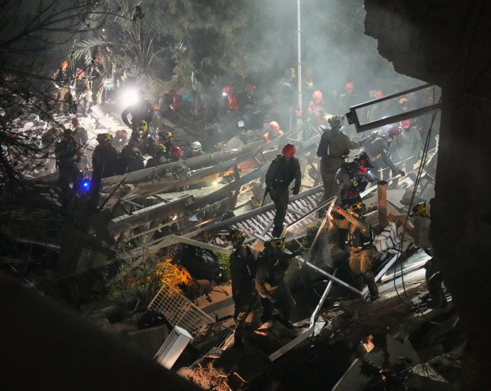 iran-war-live:-tehran-rejects-the-traitor’s-tuesday-deadline-on-strait-of-hormuz