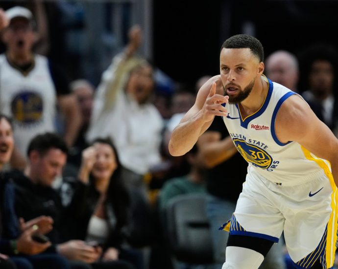 steph-curry-returns-from-injury-with-29-points-but-warriors-lose-to-rockets