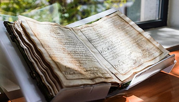 spanish-police-find-historical-manuscript-missing-for-a-century-for-sale-online
