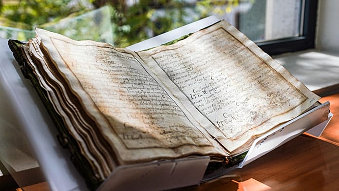 spanish-police-find-historical-manuscript-missing-for-a-century-for-sale-online